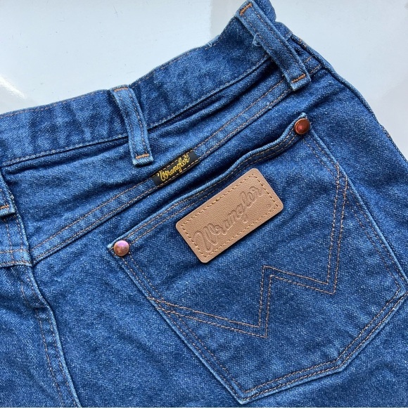 Wrangler High Waisted Raw Hem Distressed
Denim Jean Shorts- Size 10 - Picture 5 of 11